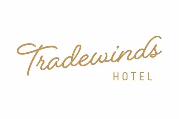 Bar & Courtyard Tradewinds Hotel