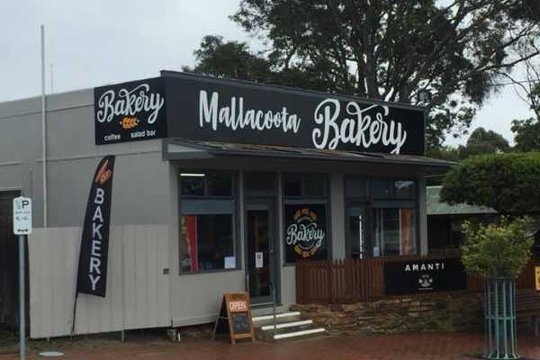Mallacoota Bakery Logo